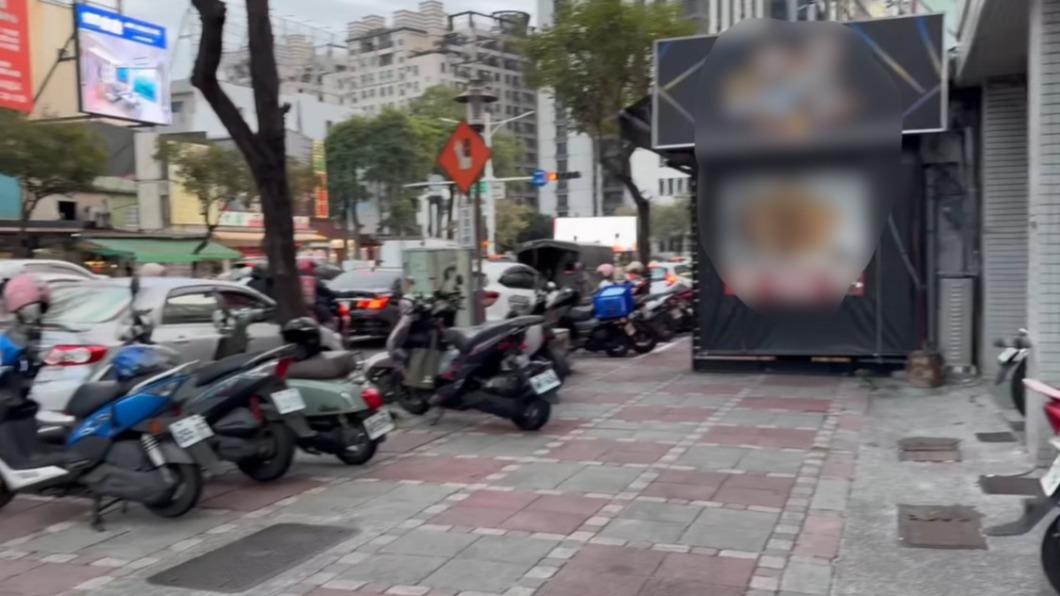 台南市東區一間超派炸雞被網友拍下佔用人行道。(圖/翻攝自臉書台南大小事)