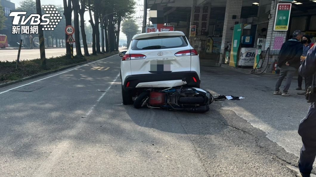 騎士肢體多處擦挫傷,由救護車送往醫院治療。(圖/TVBS)