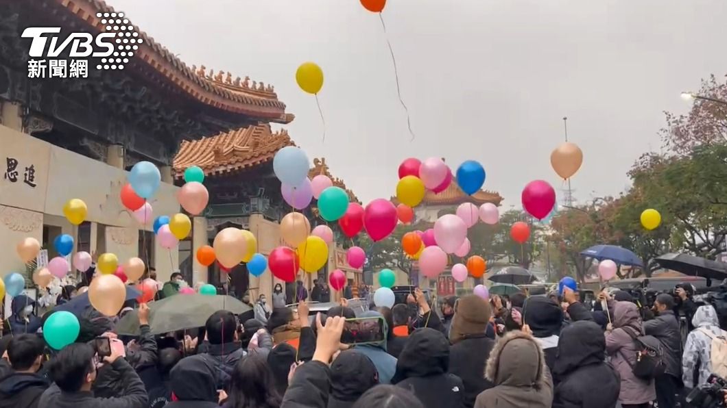 親友同學告別式放氣球送行 割頸案國中生父慟:來世再續父子情