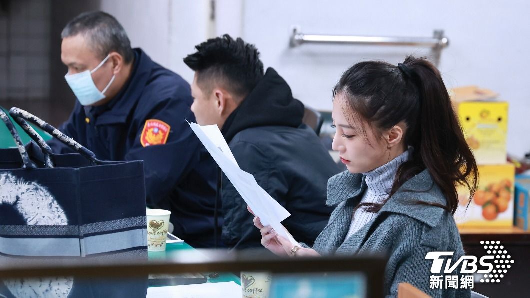 林采緹現身警局報案。(圖/黃城碩攝)