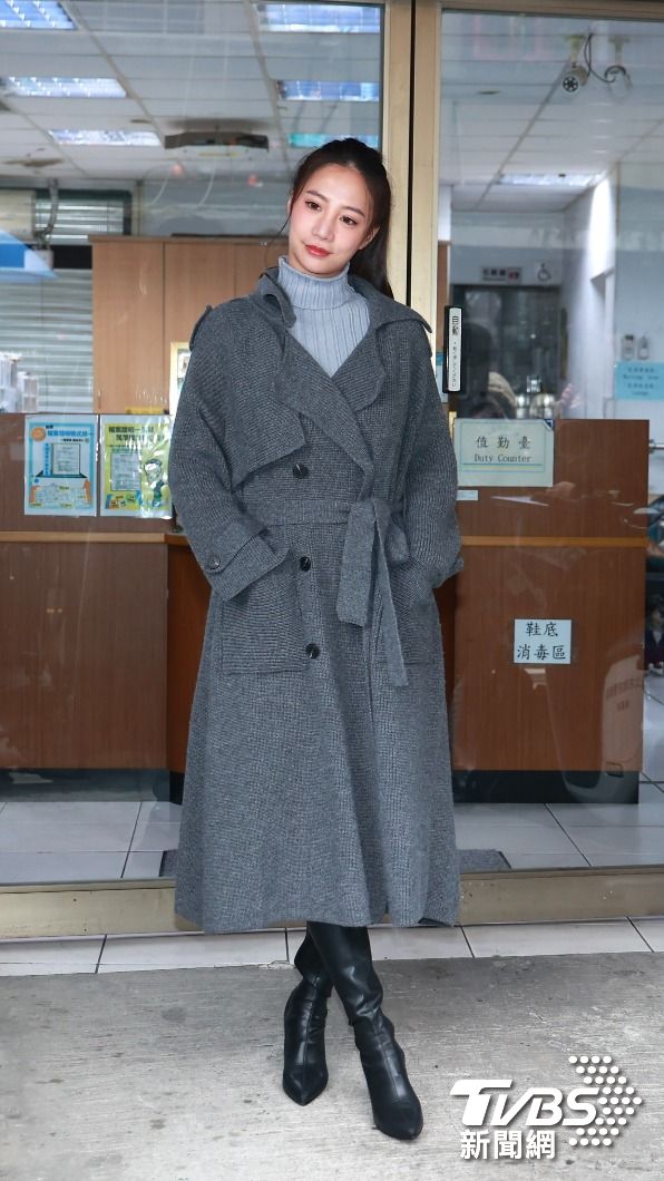 林采緹現身警局。(圖/黃城碩攝)