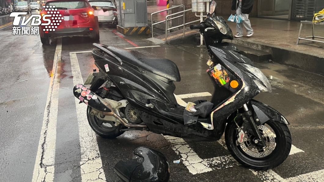 少年和朋友借機車，無照上路肇事。（圖／TVBS）