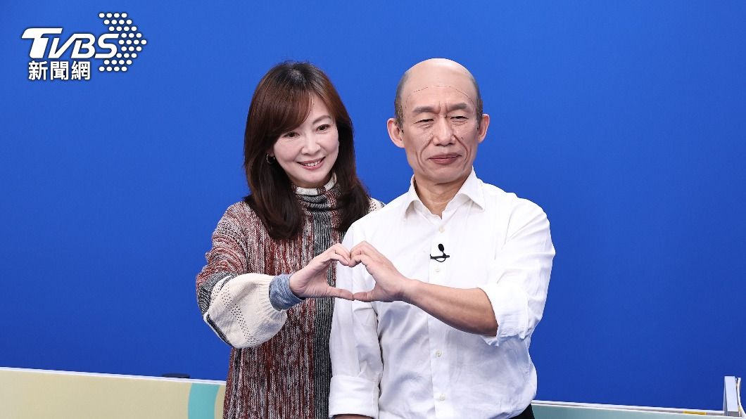 郭昱晴(左)信任郭子乾,獻出立委首個通告。(圖/張哲鳴攝)