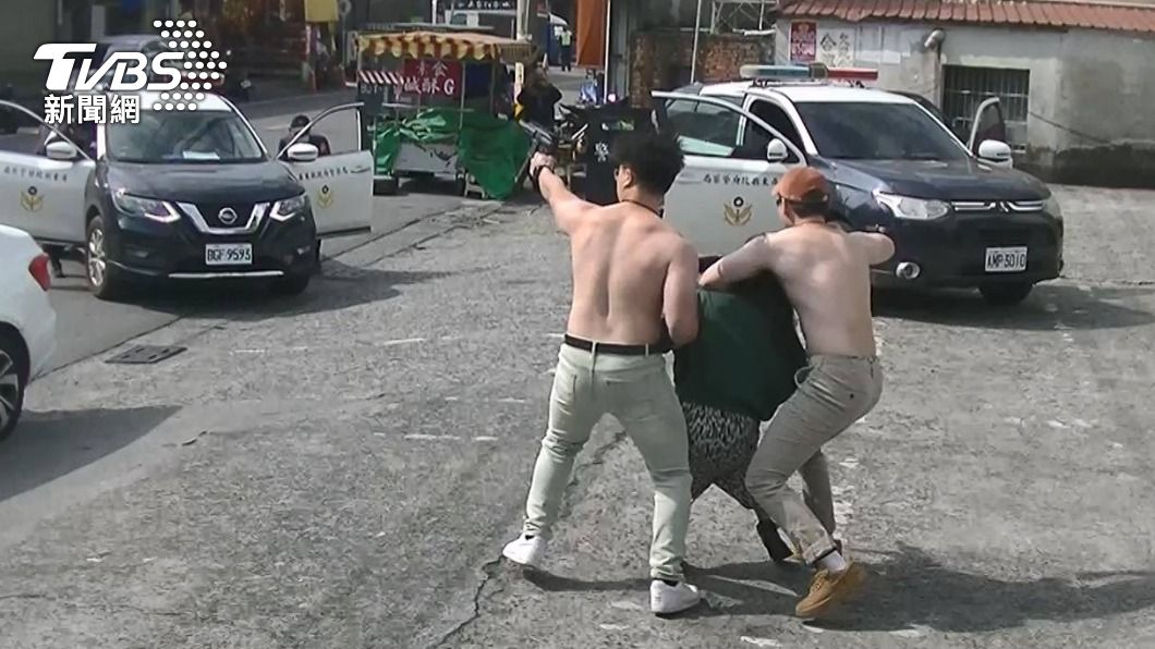 枋寮分局挑選二名壯碩帥氣的男員警，赤裸上半身持槍闖入土地銀行枋寮分行。（圖／TVBS）