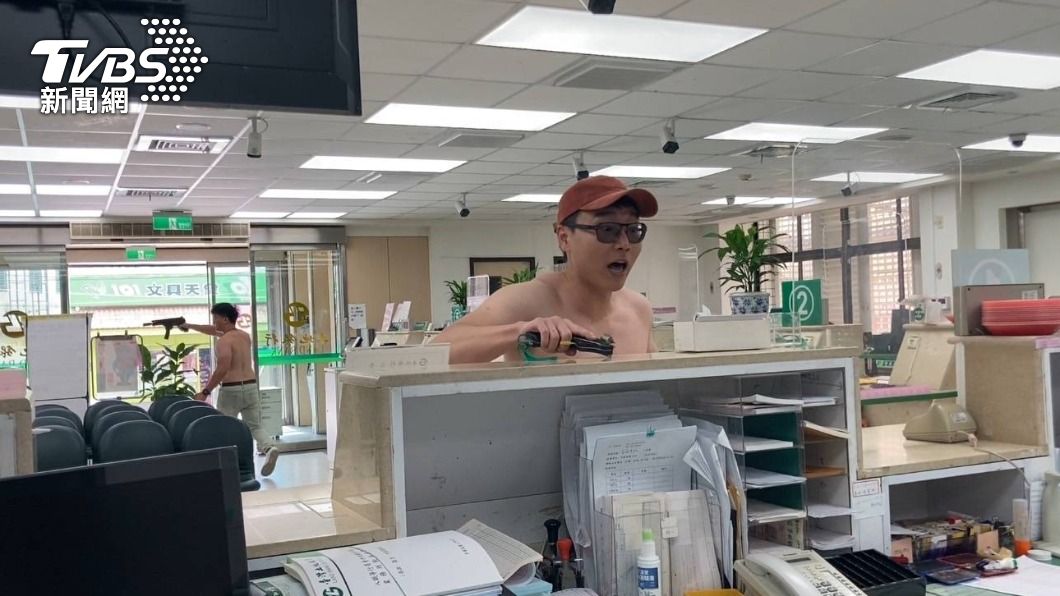 枋寮分局為強化員警及金融機構員工應變能力及臨場反應，特意進行防搶演練。（圖／TVBS）