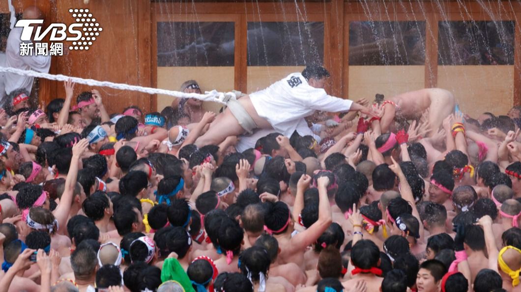 穿著丁字褲的男性將爭相觸碰神男。(圖/達志影像美聯社)