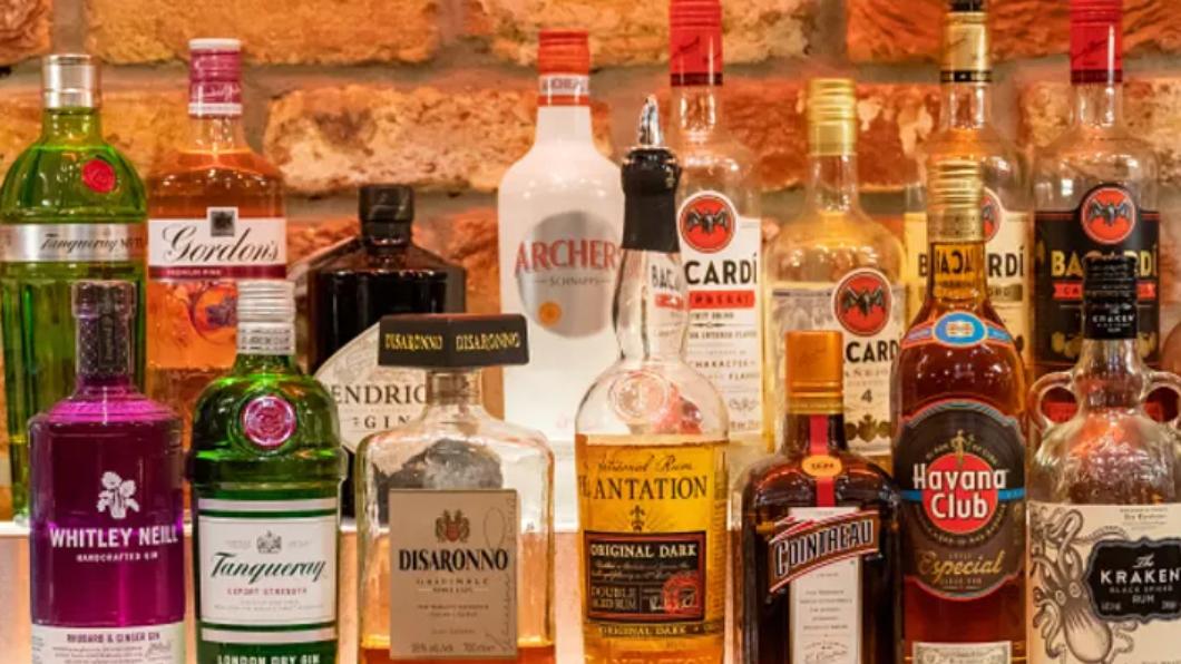 目前沙國的酒類飲品只能從黑市或外交管道購買。(圖/翻攝自《CNBC》)