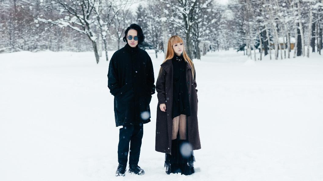 查查（右）雪地昏倒。（圖／華納音樂提供）
