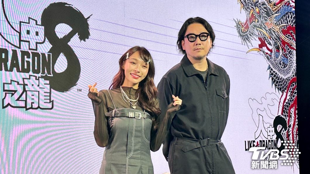 林襄(左)和《人中之龍8》遊戲製作人阪本寬之。(圖/黃盈容攝)