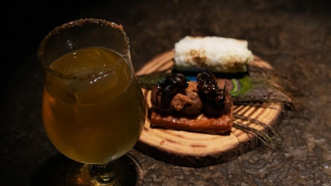 山形山味宴的孔雀捲心酥佐蟋蟀巧克力與調酒煙燻哈密瓜。(圖/TVBS)