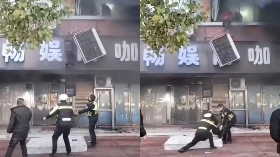 民衆從二樓跳到床墊順利逃出。（圖／翻攝自微博）
