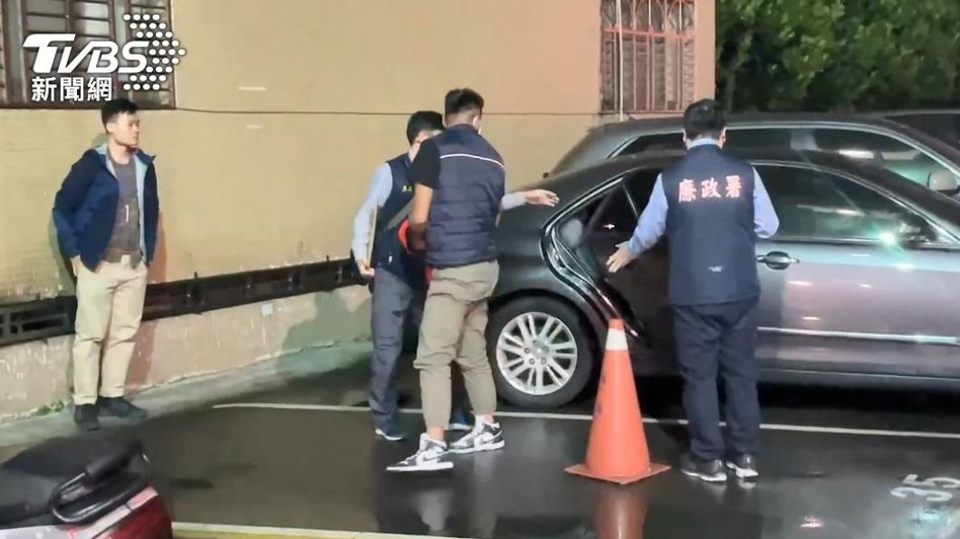 消防員被移送新北地檢署複訊。(圖/TVBS)