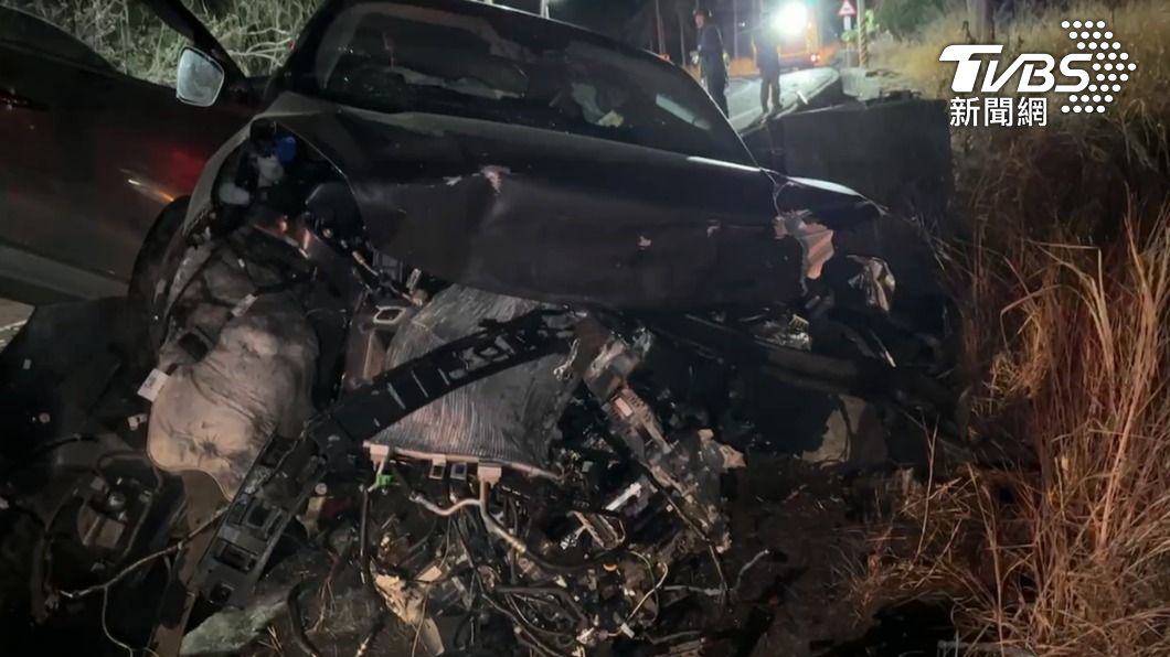 台11線賓士失控衝撞2車 車頭撞爛全毀5人輕重傷