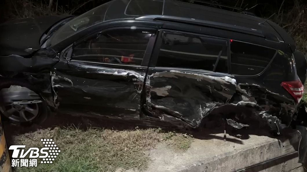 被撞的車輛側邊毀損掉漆。(圖/TVBS)