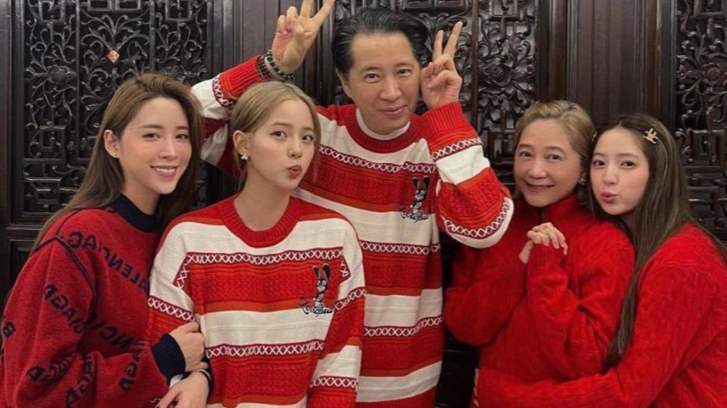 歐陽龍(中)和傅娟(右二)相當支持三個女兒的演藝事業。(圖/翻攝自歐陽妮妮IG)