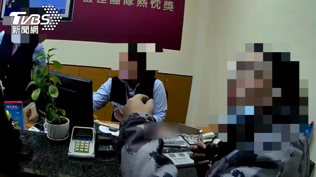 行員和警方及時攔阻。(圖/TVBS)