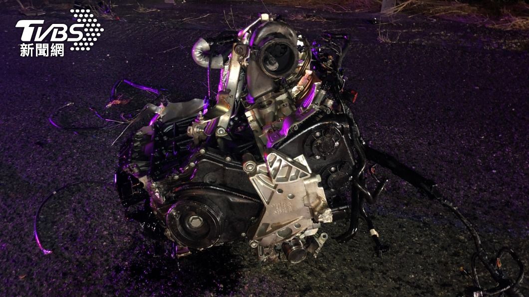 國1轎車猛自撞護欄「引擎噴飛」 南北向6車慘遭波及