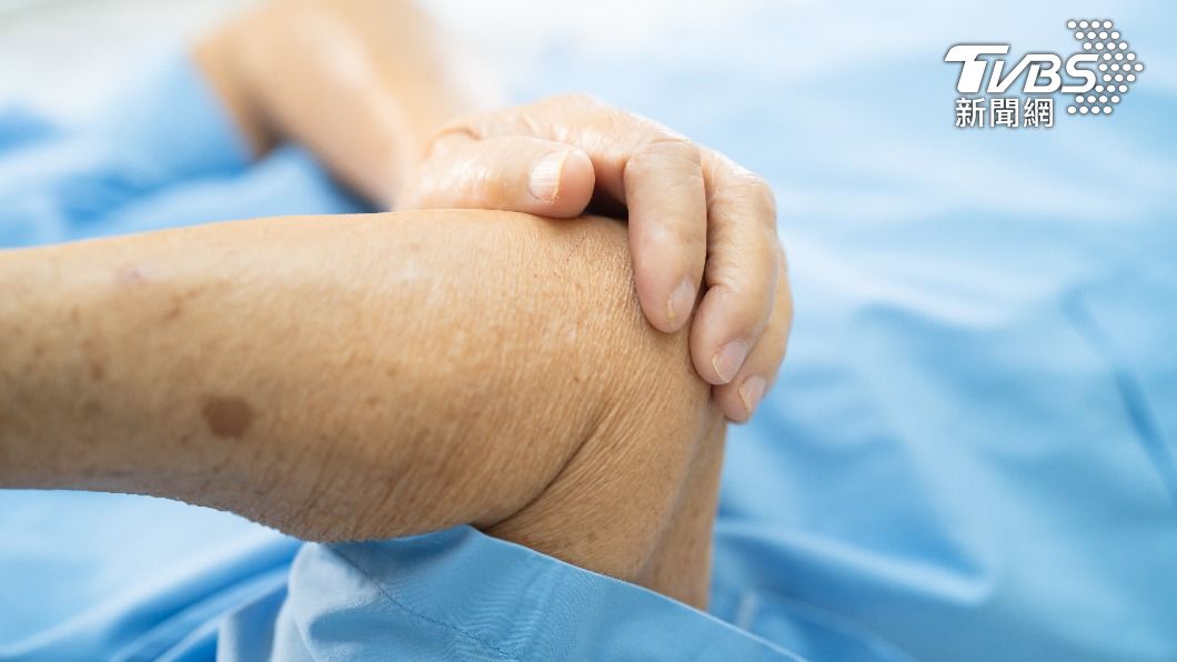 老婦的頭部、頸部和腰部受傷。（示意圖，非當事人／shutterstock達志影像）