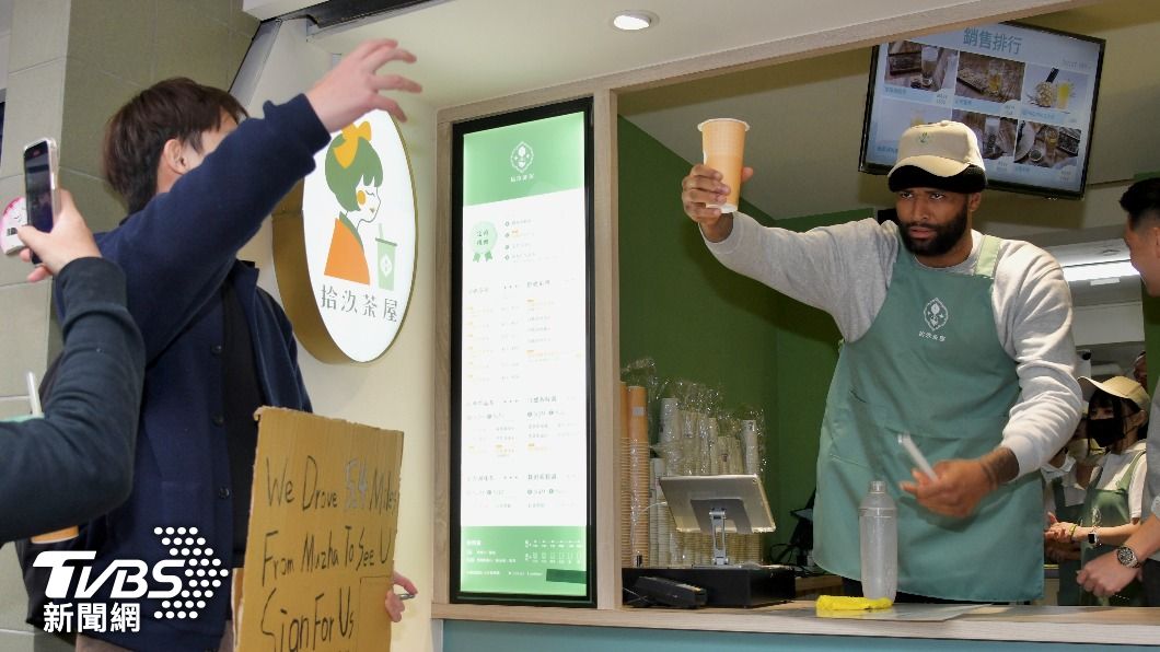 超派鐵拳敢打嗎？卡森斯當Toyz飲料店一日店長　送表弟奶茶