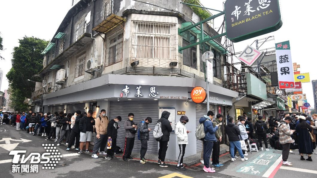 卡森斯萊飲料店擔任一日店長，不到9點就大排長龍。（圖／胡瑞麒攝）
