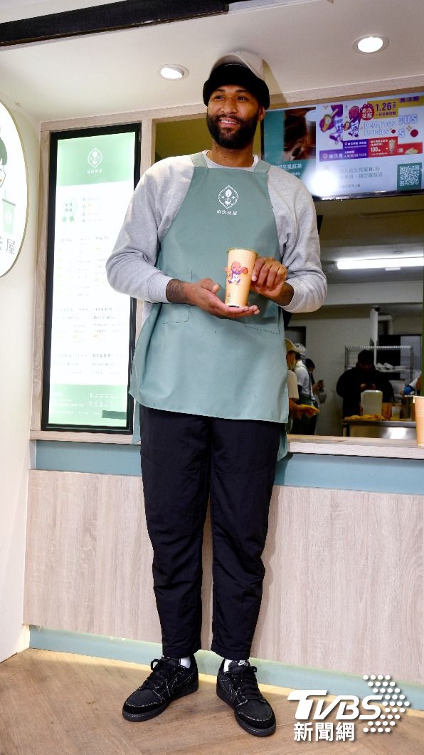 表弟到Toyz飲料店擔任一日店長。（圖／胡瑞麒攝）