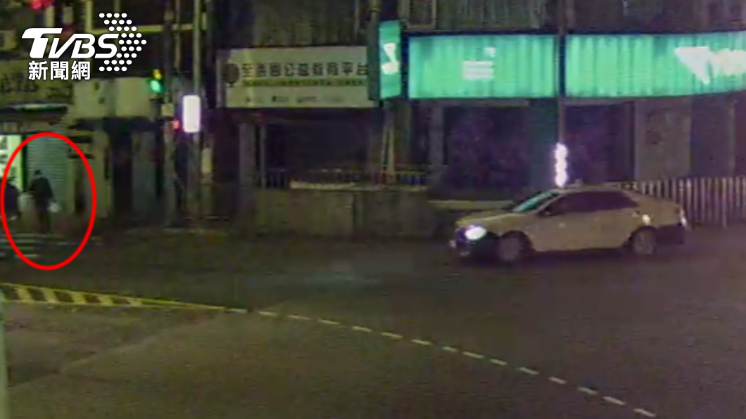 計程車右轉時行人剛好欲過馬路。（圖／TVBS）