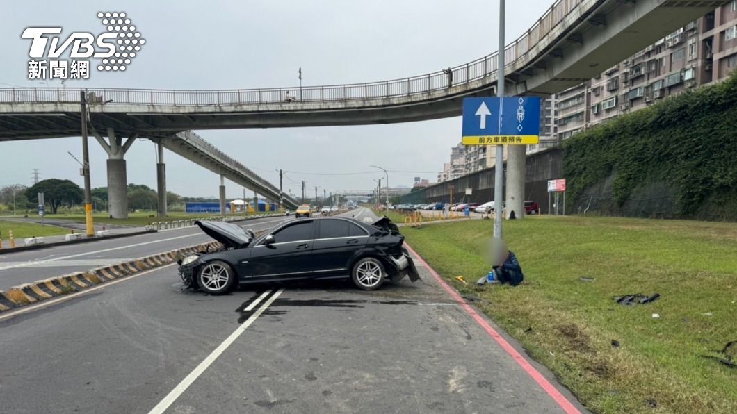 趙男酒駕自撞電線桿,賓士車全撞爛。(圖/TVBS)