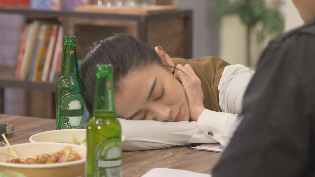 宋品葳劇中告白完就昏睡過去了。(圖/台視提供)