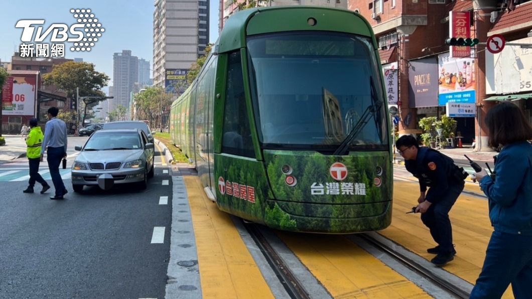 快訊/高雄輕軌又車禍 男駕車「暈眩」往左偏撞上