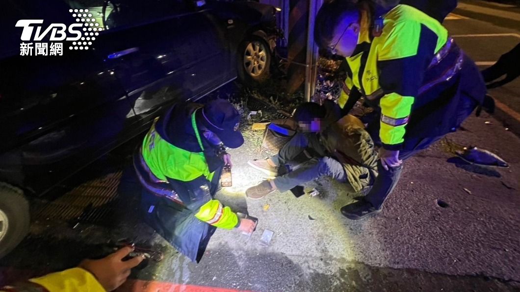 桃園通緝男開車逆向蛇行 逃逸猛撞無辜車「烏龜翻」又藏毒