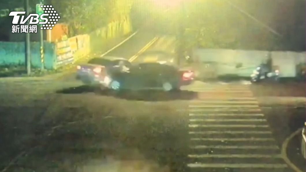 黑車在路口撞上白車。（圖／TVBS）