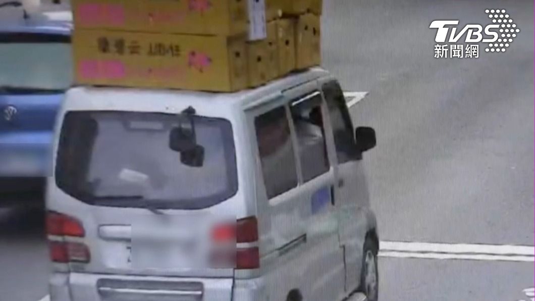 高雄街頭奇觀？貨車頂11紙箱「沒綁繩」奔馳　網驚：印度來的