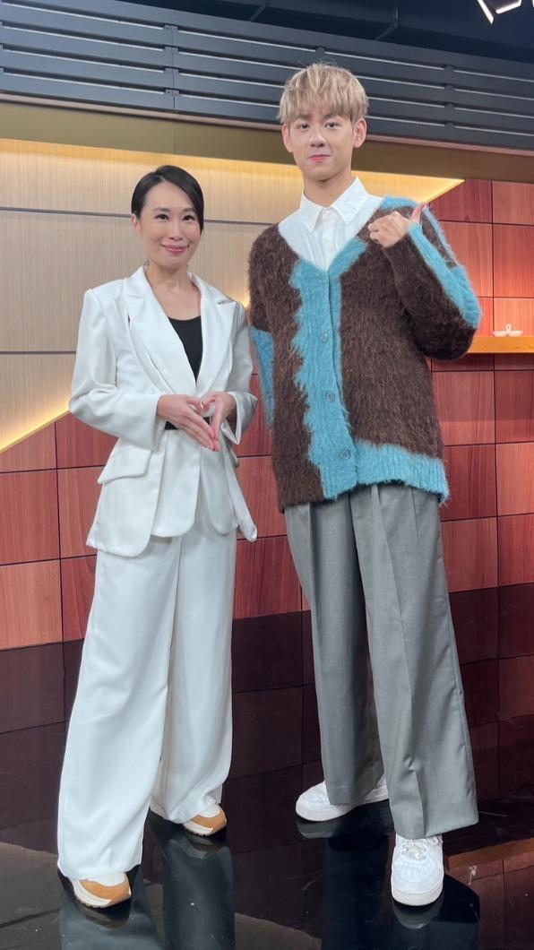洪暐哲(右)接受高文音訪問,身高183公分的他,透露曾經因為身高不高而煩惱。(圖/年代提供)