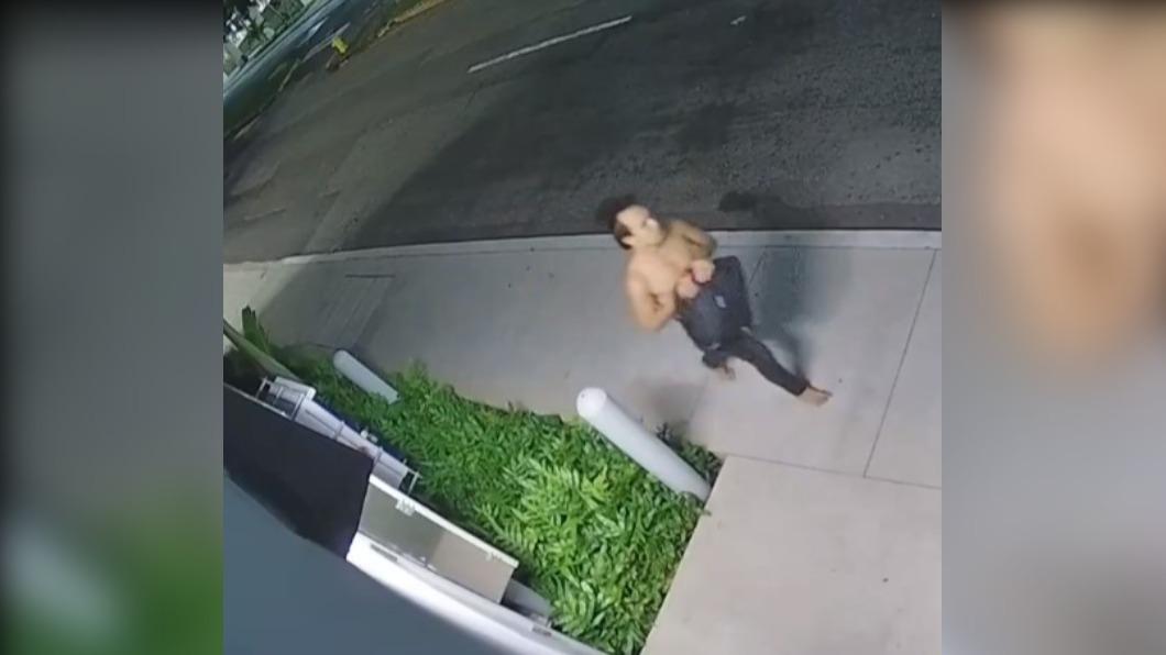 犯案男子最後一次被目擊者看到時半身赤裸、背上黑色背包並騎著腳踏車。（圖／翻攝自X@IFENG__official）