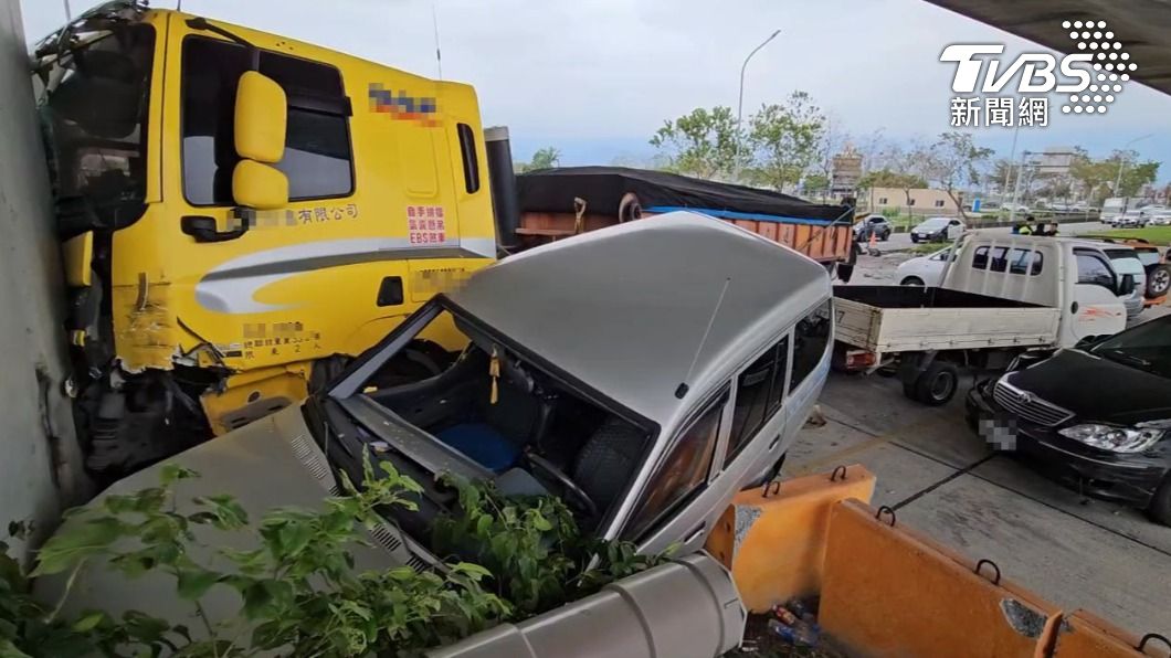 宜蘭砂石車自撞橋墩 駕駛疑吃檳榔不適暴衝停車場毀4車
