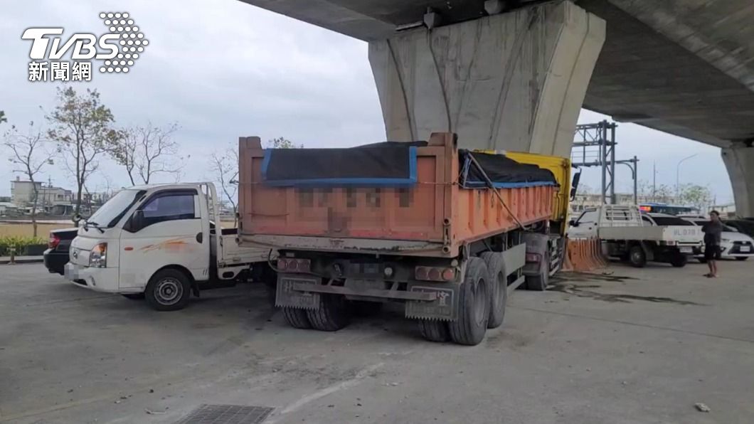 砂石車撞進停車場。（圖／TVBS）