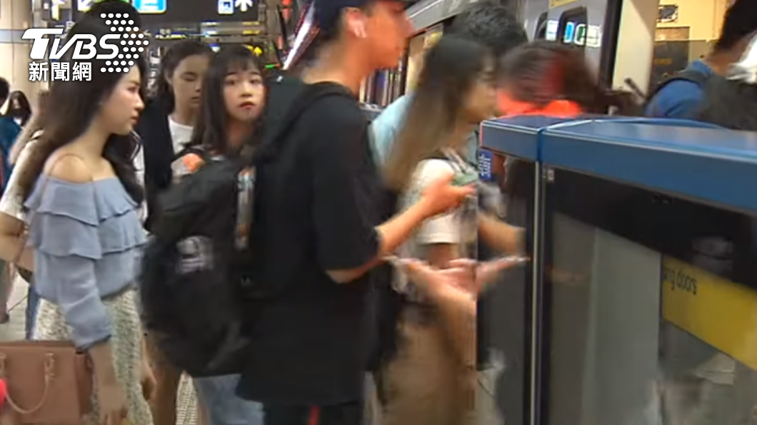 妹子搭捷運「險走光」!男1方法救了她 全網大讚:超紳士
