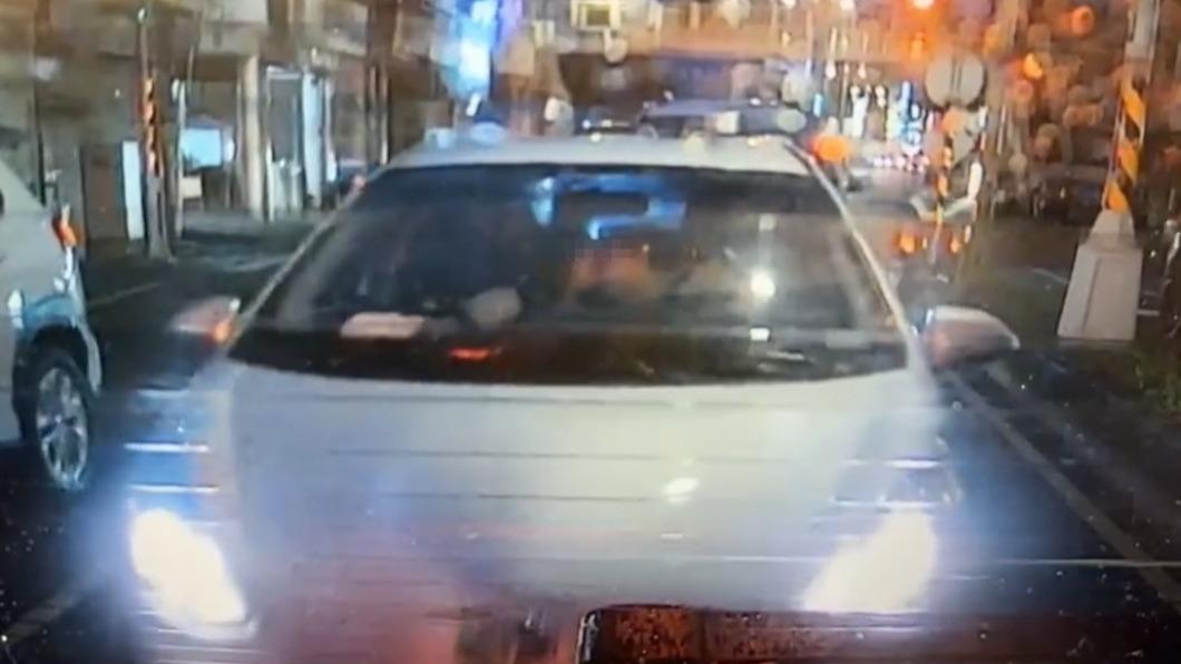 後車情侶在車上激吻，車輛仍持續滑行。（圖／翻攝自臉書重機車友 ❘ 各區路況天氣、資訊分享中心）