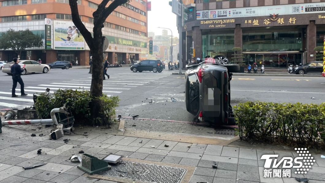 快訊/保全肚子痛自撞變電箱 轎車路中間變廢鐵