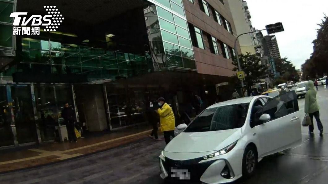 原本20分鐘的車程6分鐘就抵達醫院。(圖/TVBS)