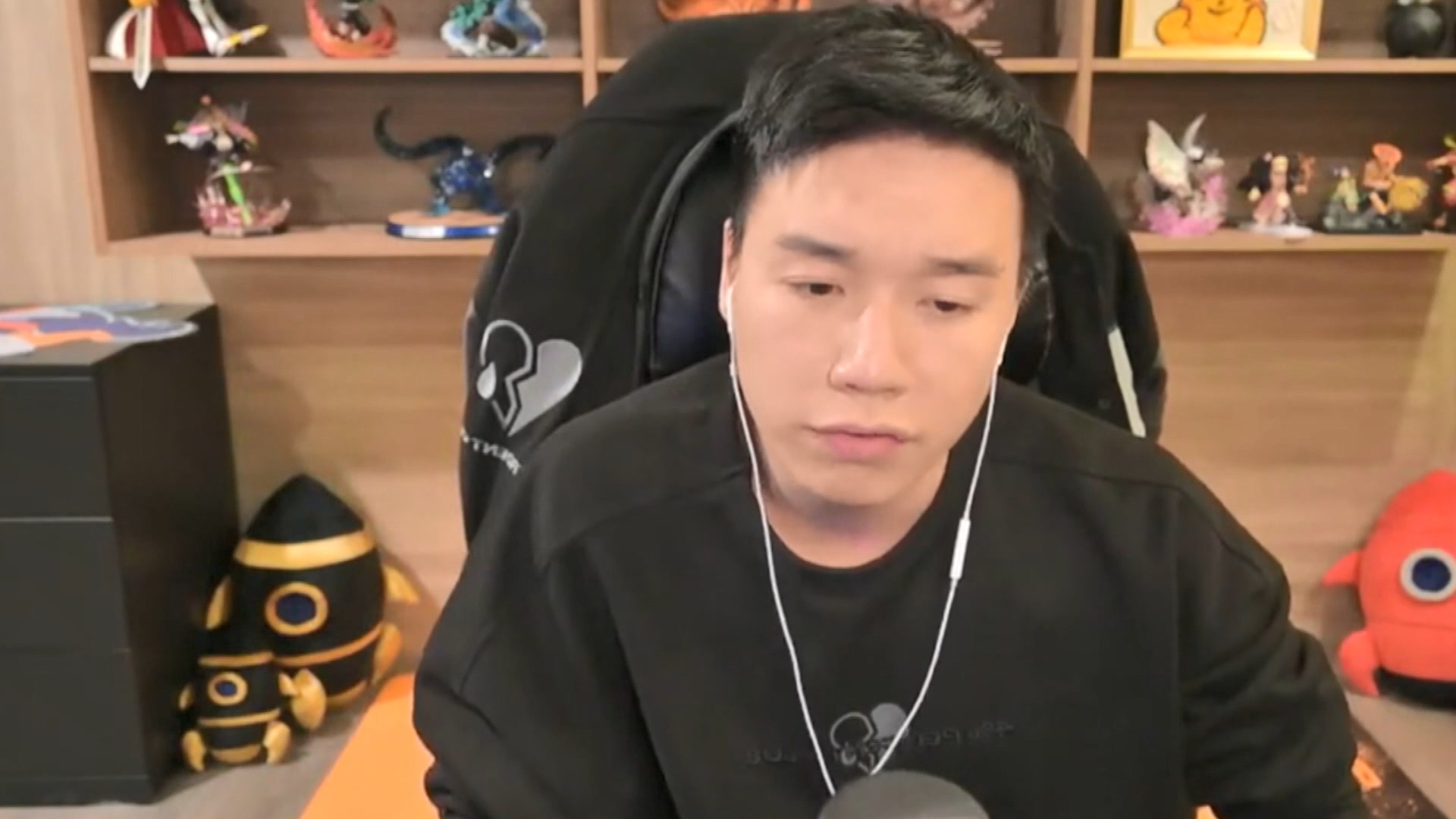 Toyz直播開譙,更表示警方見死不救。(圖/翻攝自浪live)