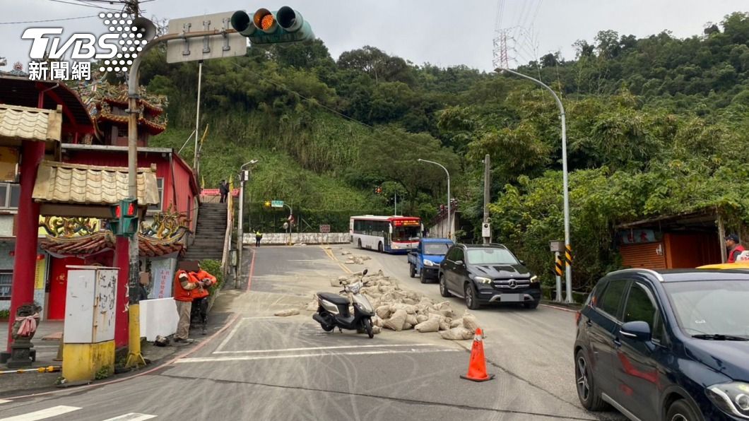 聯結車載運的水泥砂包掉落。(圖/TVBS)