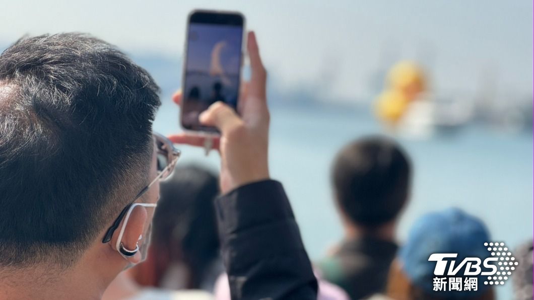 透過不同的角度還可以拍攝到小鴨親嘴、俏皮動作。（圖／林雅婷攝）