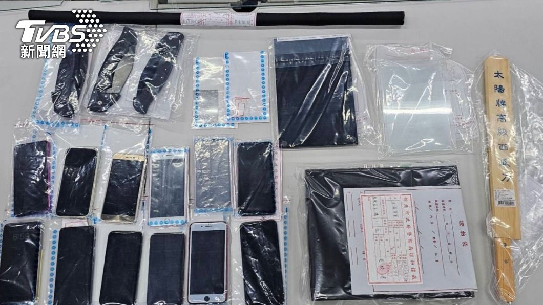 警方攻堅竹聯幫齊天會據點,查扣棍棒刀械等證物。(圖/TVBS)