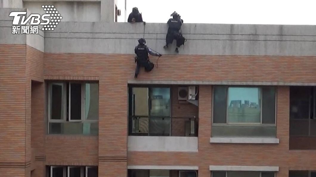 警扮蜘蛛人高樓超狂垂降攻堅!逮「愛情騙子」11人詐團全傻眼