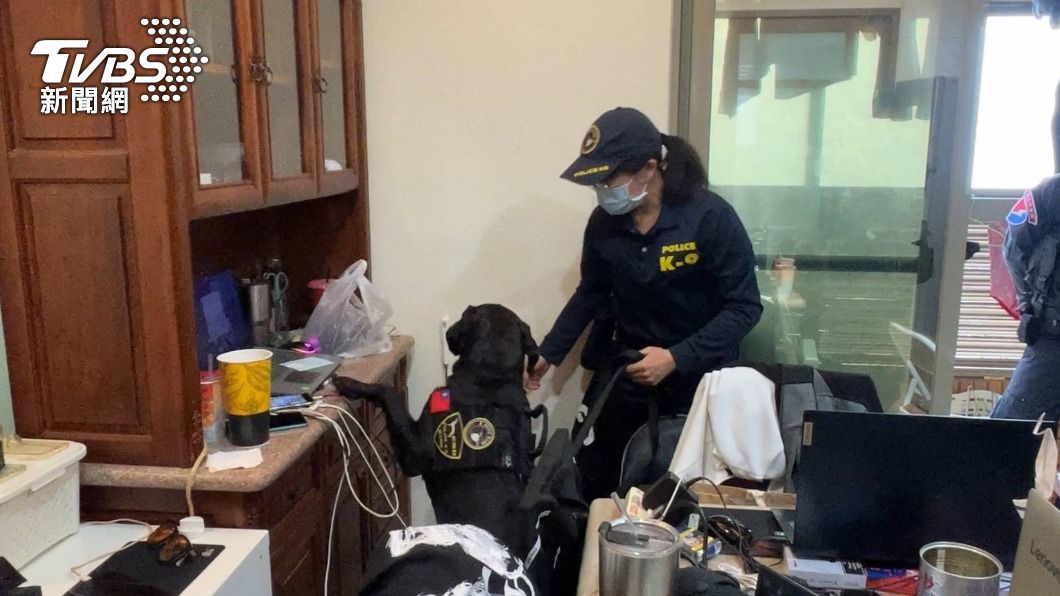 警方搭配攻堅小組破門逮人,由保三總隊電子犬聞嗅電子產品。(圖/TVBS)
