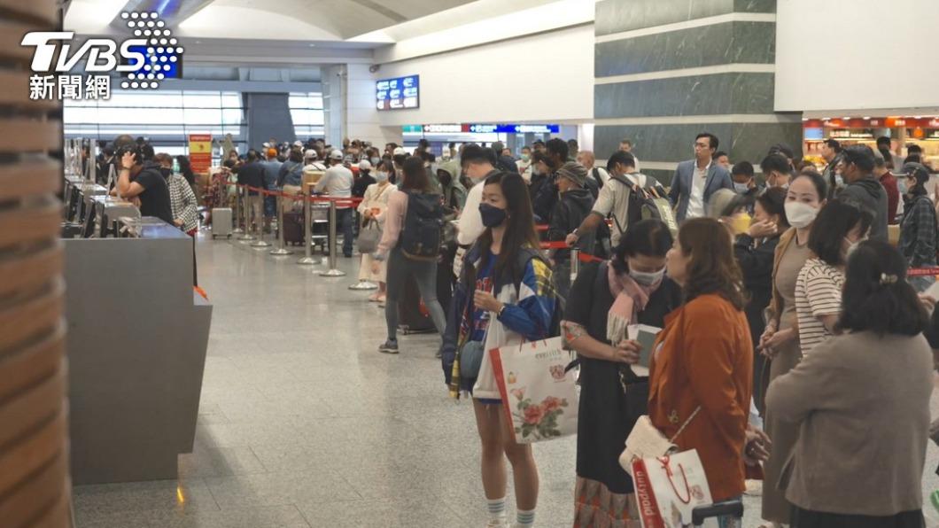 機場人潮爆滿!他酸「台人喊沒錢卻狂出國」納悶:只有我低薪?