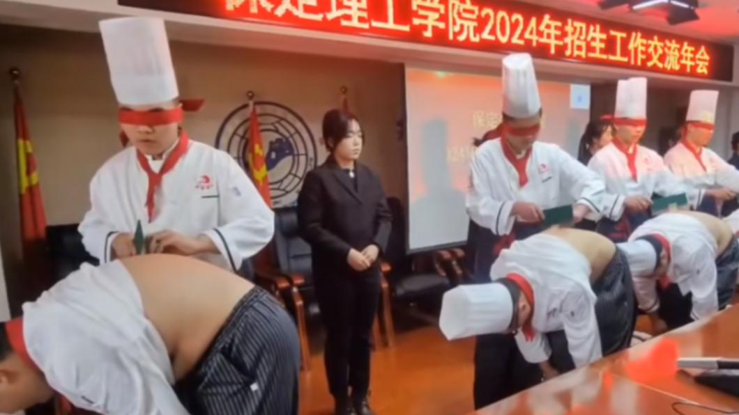 一排人彎下腰露出後背,讓廚師切菜。(圖/翻攝自虎振學校在線抖音)