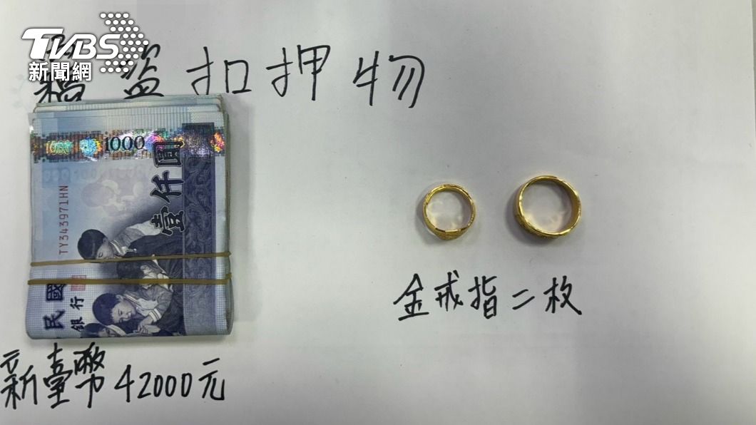 警方查扣金戒指、贓款。(圖/TVBS)
