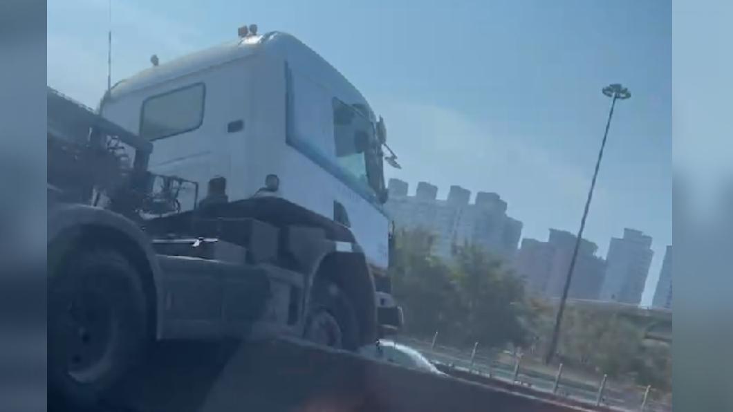 快訊/國一鼎金系統聯結車撞破護欄 車頭騰空「探頭」卡分隔島